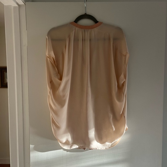 Vince Cap Sleeve V-Neck Popover Snap Button Front Silk Blouse Top in Pale Peach - Picture 4 of 4